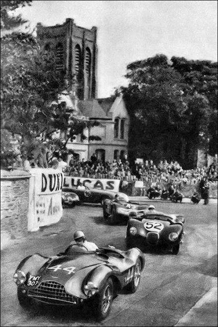 Nr.44. Reg Parnell – Aston Martin DB3S, nr.52. Stirling Moss – Jaguar C-type.